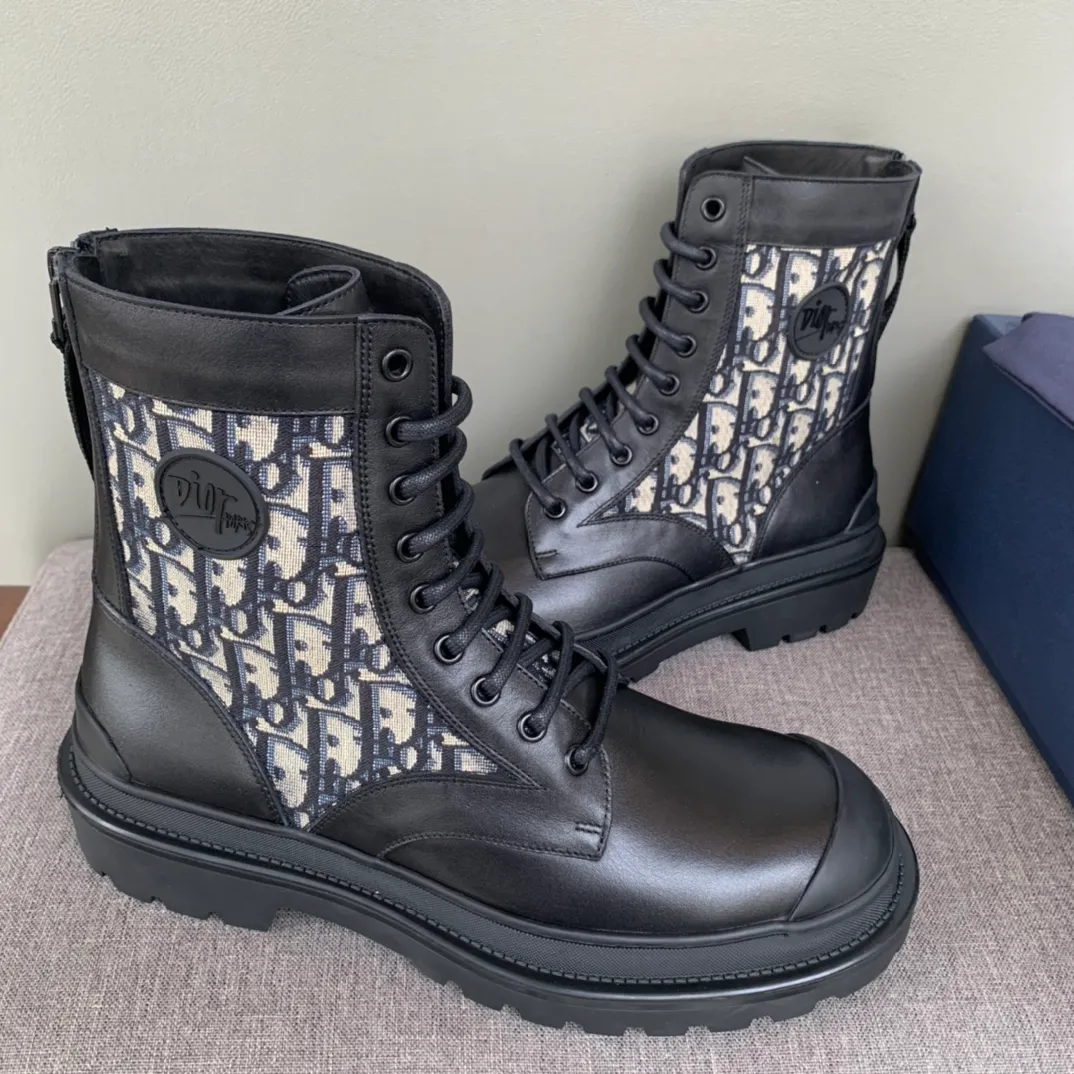 [DIOR] Top P: 920💰 Number of yards: 39~44 (38.45 custom-made, non-refundable) Dior Dior~ Winter series, original 1:1 development Casual men's leather shoes Made with heavy investment, shoes and boots are made of imported cowhide + imported Dior special fabric Not easily deformed black cowhide lining Dior large hardware inlay Original TPU vacuum outsole, black cowhide Black open edge beads Military green suede Black suede Khaki suede leather is crafted by a large factory, and the perfect product is only prepared for you who know your taste! Any comparisons are welcome.